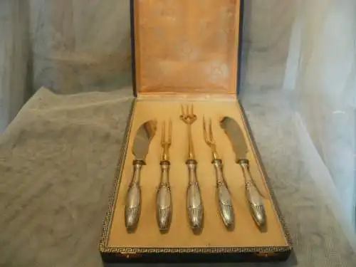 Art Nouveau serving cutlery cheese silver 800 blades etc.24 carat gold plated Stuttgart Jeweler Julius Belz around 1890-1910 showcases state