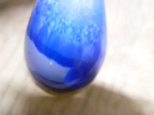 Studiokeramik in Eiskristalloptik Blautöne Wolkenbildung Kristalle  aus der Vitrinen  H: 26 cm