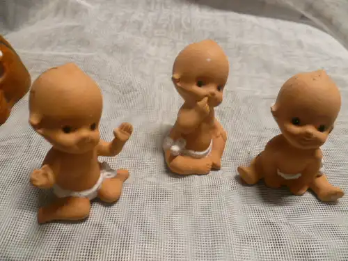 Set Keramik Babys 3 Stück Maße: 6 x 7cm Vintage der 1960 Jahre in der Art von Goebel ? Wohl Italien