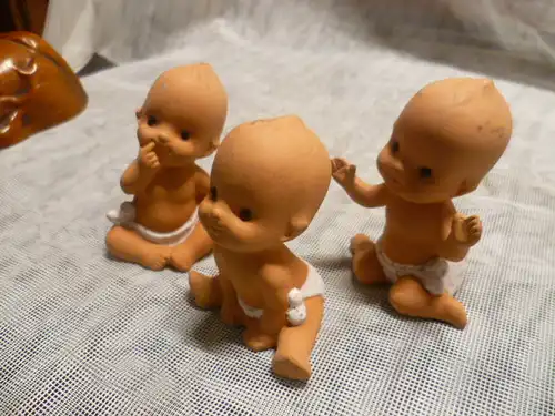 Set Keramik Babys 3 Stück Maße: 6 x 7cm Vintage der 1960 Jahre in der Art von Goebel ? Wohl Italien