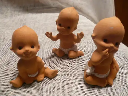 Set Keramik Babys 3 Stück Maße: 6 x 7cm Vintage der 1960 Jahre in der Art von Goebel ? Wohl Italien