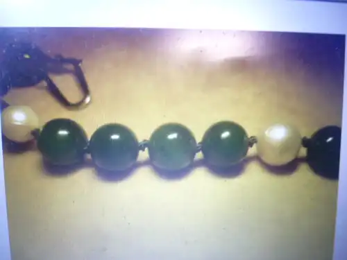 ART DEKO 585 Gold Halskette aus den 1930 er Jahren besetzt mit 8 Smaragde a 0,10 Karat =0,80 Karat im Rundschliff Perlen/ Nephrit-Jade Länge: 70 cm