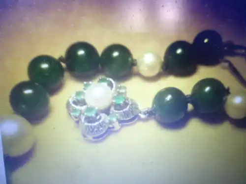 ART DEKO 585 Gold Halskette aus den 1930 er Jahren besetzt mit 8 Smaragde a 0,10 Karat =0,80 Karat im Rundschliff Perlen/ Nephrit-Jade Länge: 70 cm