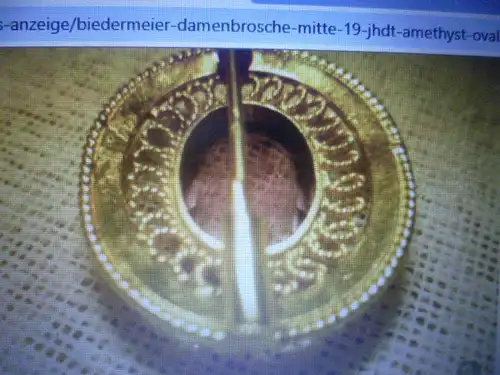 Biedermeier Damenbrosche Mitte 19. Jahrhundert besetzt mit Amethyst 14 mm x 9 mm, dieser ist im Ovalschliff geschliffen Gelbgold 375