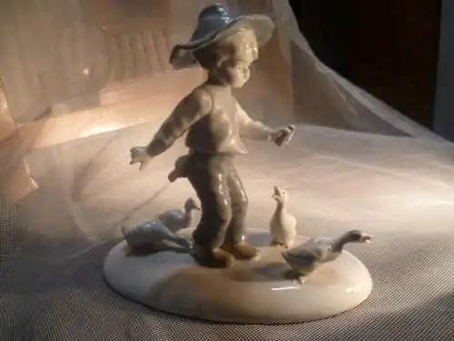 Duck herder" porcelain floor number 7210 Metzler & Orloff Art Deco 1920.40 from my showcase Dimensions: 16cmX 15cm