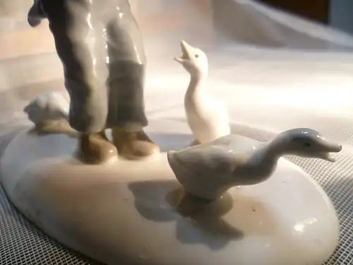 Duck herder" porcelain floor number 7210 Metzler & Orloff Art Deco 1920.40 from my showcase Dimensions: 16cmX 15cm