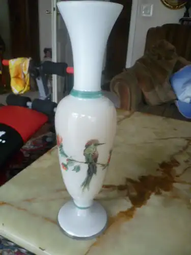 Opalglas Urnenvase Pardiesvogel auf Rosen Lotusblüten Ast handbemalt 1880-1900 Böhmen Manufaktur Harrach Moser Böhmen Webb