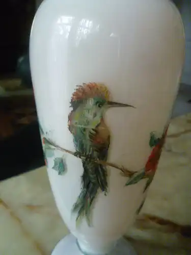 Opalglas Urnenvase Pardiesvogel auf Rosen Lotusblüten Ast handbemalt 1880-1900 Böhmen Manufaktur Harrach Moser Böhmen Webb