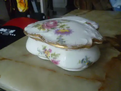 Limoges Porzellan Schmuck Deckeldose mit Blütendekor Jugendstil oder Art Deko Maße: 14cm X 14 cm