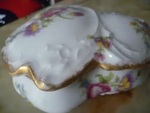 Limoges Porzellan Schmuck Deckeldose mit Blütendekor Jugendstil oder Art Deko Maße: 14cm X 14 cm