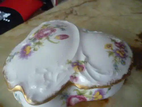 Limoges Porzellan Schmuck Deckeldose mit Blütendekor Jugendstil oder Art Deko Maße: 14cm X 14 cm
