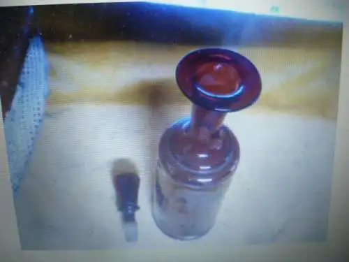 Böhmen Rubinrot Kleine Karaffe ,Klarglas rubiniert mit umlaufendem Weinrebendekor in Goldhöhung Höhe 14,5cm