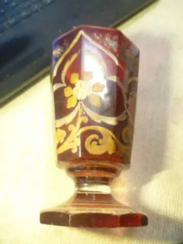 Biedermeier Rubin Andenkenbecher wohl Russland 1840 mit Blumendekor Glas Rotlasur + Gold gehöhte Emaillemalerei zehnfach facettierte Wandung