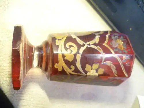 Biedermeier Rubin Andenkenbecher wohl Russland 1840 mit Blumendekor Glas Rotlasur + Gold gehöhte Emaillemalerei zehnfach facettierte Wandung