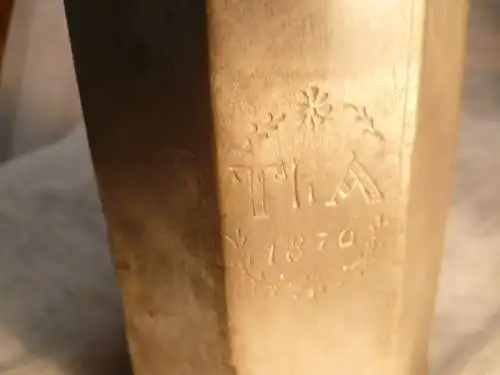 Schraubkanne, Hohenlohe Stuttgart Öhringen achteckiger Korpus,Schraubdeckel Henkel, und Rocaille  Blütendolde Besitzermonogramm Th . A  1876