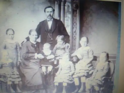 Familienglück" Atelierfoto dargestellt wird eine württembergische Familie aus dem 1900 Jhd besondere 7 Mädchen