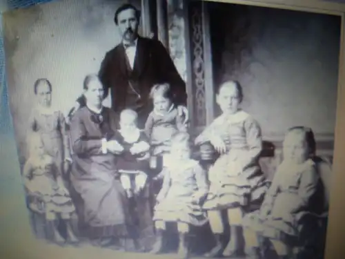 Familienglück" Atelierfoto dargestellt wird eine württembergische Familie aus dem 1900 Jhd besondere 7 Mädchen