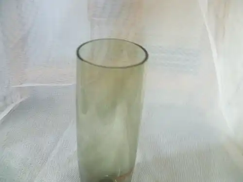 Die schlichte Kristallglasvase aus Rauchglasfarben Glas mit transparentem Überfang stammt aus 50er-Jahr Füger&Taube Zwiesel . H; 20,5 cm,