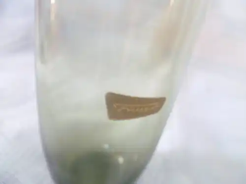 Die schlichte Kristallglasvase aus Rauchglasfarben Glas mit transparentem Überfang stammt aus 50er-Jahr Füger&Taube Zwiesel . H; 20,5 cm,
