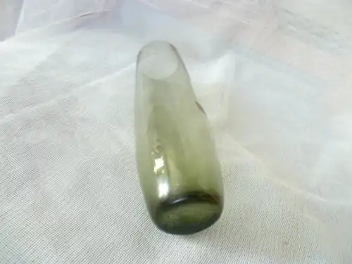 Die schlichte Kristallglasvase aus Rauchglasfarben Glas mit transparentem Überfang stammt aus 50er-Jahr Füger&Taube Zwiesel . H; 20,5 cm,