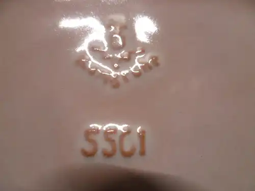 Karlsruher Majolika Deckeldose aus meiner Vitrine ; Höhe: 4,5cm x 8,5cm x 10 cm