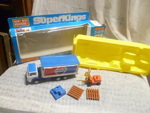 SuperKings Matchbox K - 40von1979 DeliveryTruckPepsiTruck Gapelstapler Planen z Öffnen 2 Paletten 1 Kistengut Palette originalerVerpackung