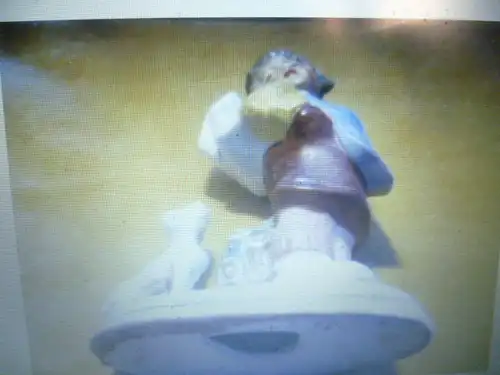 Porzellanfigur um 1920 . verso signiert IC 0der TG 21296 Germany Ein Mädchen mit Schulranzen wird von Ihrem Hund begleitet Höhe:11