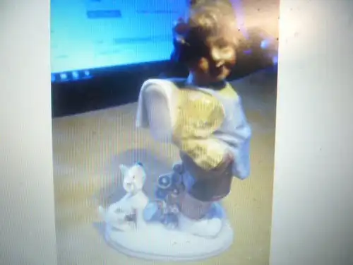 Porzellanfigur um 1920 . verso signiert IC 0der TG 21296 Germany Ein Mädchen mit Schulranzen wird von Ihrem Hund begleitet Höhe:11