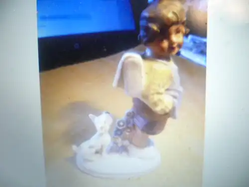 Porzellanfigur um 1920 . verso signiert IC 0der TG 21296 Germany Ein Mädchen mit Schulranzen wird von Ihrem Hund begleitet Höhe:11