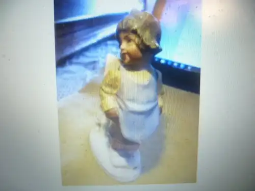 Porzellanfigur um 1920 . verso signiert IC 0der TG 21296 Germany Ein Mädchen mit Schulranzen wird von Ihrem Hund begleitet Höhe:11
