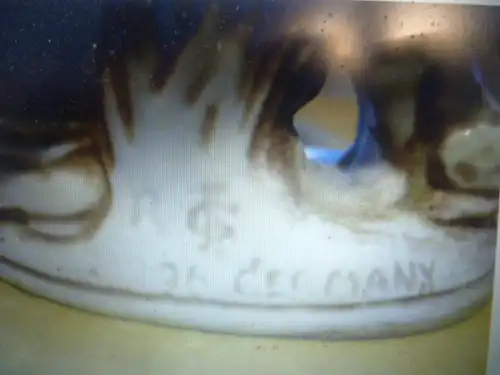 Porzellanfigur um 1920 . verso signiert IC 0der TG 21296 Germany Ein Mädchen mit Schulranzen wird von Ihrem Hund begleitet Höhe:11