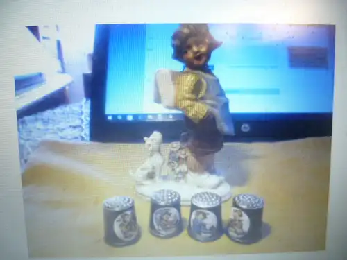 Porzellanfigur um 1920 . verso signiert IC 0der TG 21296 Germany Ein Mädchen mit Schulranzen wird von Ihrem Hund begleitet Höhe:11