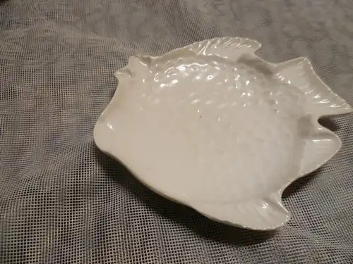 Schälchen Art Deko 1940/41 im Fischdekor Wandteller  Weißporzellan  gemarkt Zeptermarke  1875 - 1944 H : 13 cm x 12 cm