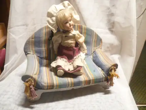 Um 1900  in der Art eines Biedermeier Sofa für Ihre Puppen , das Gestell ist aus Metall in silber patiniert original !