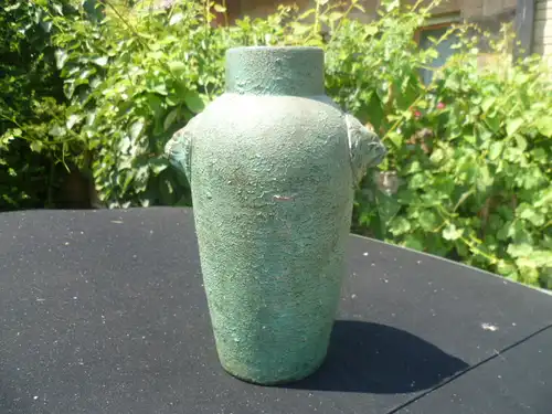 ItalienJugendstil Vase Frankreich oder Italien um 1920 , Handhaben als Löwenköpfe Keramik grasfarbene Lasur Höhe: 25 cm JUGENDSTIL
