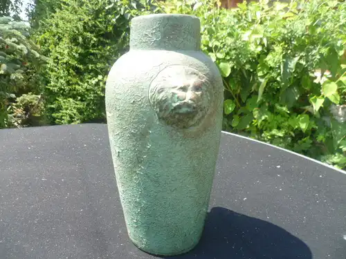 ItalienJugendstil Vase Frankreich oder Italien um 1920 , Handhaben als Löwenköpfe Keramik grasfarbene Lasur Höhe: 25 cm JUGENDSTIL