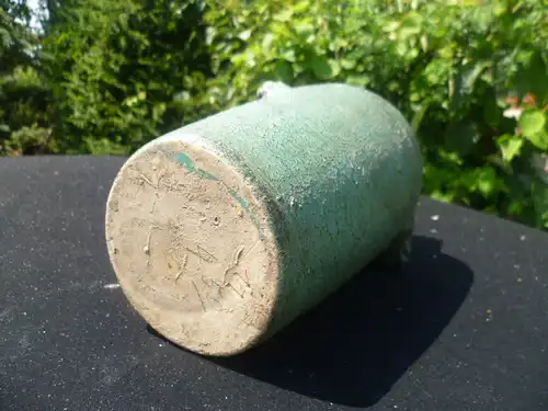 ItalienJugendstil Vase Frankreich oder Italien um 1920 , Handhaben als Löwenköpfe Keramik grasfarbene Lasur Höhe: 25 cm JUGENDSTIL