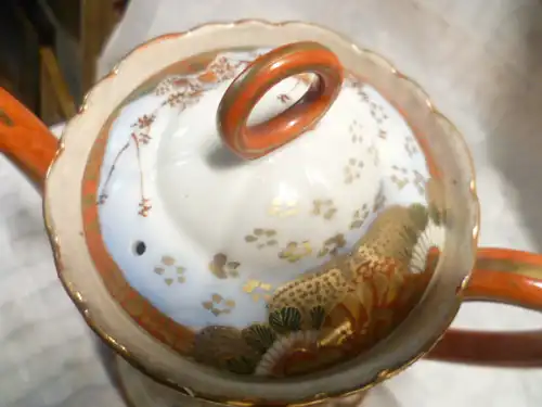 Chinesische handbemalte Teekanne Parkszenen im Inselstil 1880 teilweise Goldbemalung