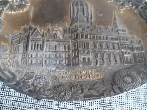 Art von WMF hier eine ovale Jugendstil Bildplatte um 1900 USA Connecticut " State Capitol Hartford Conn " Zinkguss vergoldet