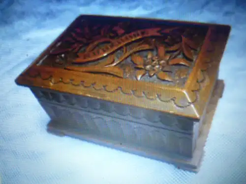 SUDERODE kleine Schatulle geschnitzt ART DEKO Art Deko 1900 -1930 Länge 87mm.X 58mm x 45 mm