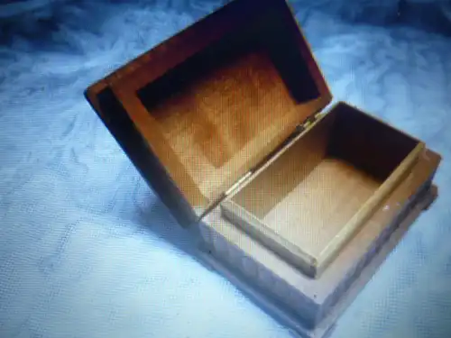 SUDERODE kleine Schatulle geschnitzt ART DEKO Art Deko 1900 -1930 Länge 87mm.X 58mm x 45 mm