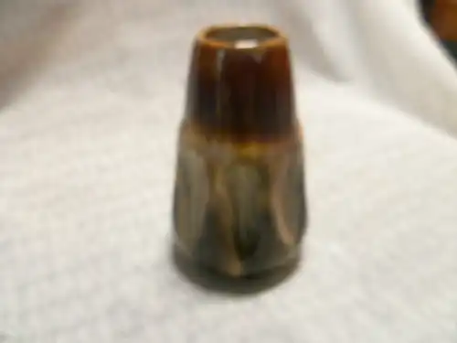 Massier Clement 1845-191hier eine kleine Jugendstilvase zylindrischer Form , Wandung ist 8 fach eingezogen Schlickerlasur 1900