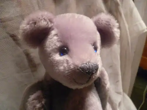 Bär Lila - graublauer Mädchen Bär Blaue Augen Perlenkette  Limite Edition seltenes Exemplaren !  unbespielt H:38cm