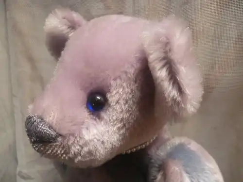 Bär Lila - graublauer Mädchen Bär Blaue Augen Perlenkette  Limite Edition seltenes Exemplaren !  unbespielt H:38cm