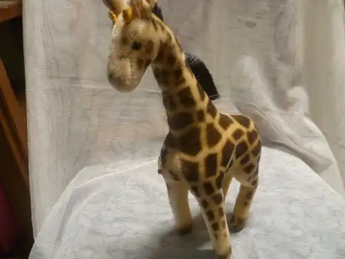 Hermann Teddy mit Markenschild  stehende Giraffe ca. 33 cm hoch  von Kopf bis Fuß gemessen  unbespielten guten Zustand