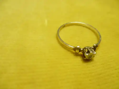 Brilliant  Ring Gelbgold 333 um 1960 -70gefasst mit Brilliant Krabbenfassung Stein um 0,03 Karat  Ringgröße: 53-13