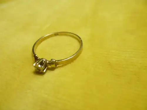 Brilliant  Ring Gelbgold 333 um 1960 -70gefasst mit Brilliant Krabbenfassung Stein um 0,03 Karat  Ringgröße: 53-13