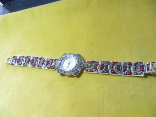 Korallen und Markasite  besetzte Damen Armbanduhr  Im Stil des Art Dekos  um 1960/70  Silber 925
