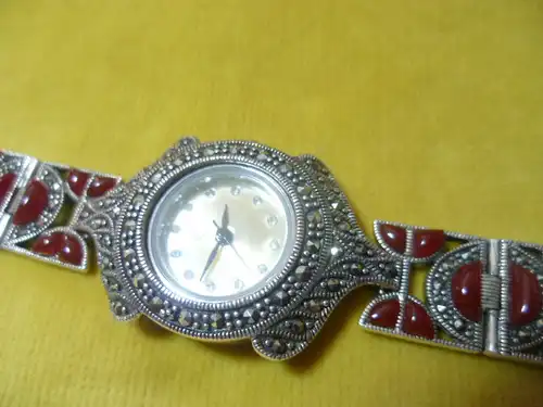 Korallen und Markasite  besetzte Damen Armbanduhr  Im Stil des Art Dekos  um 1960/70  Silber 925