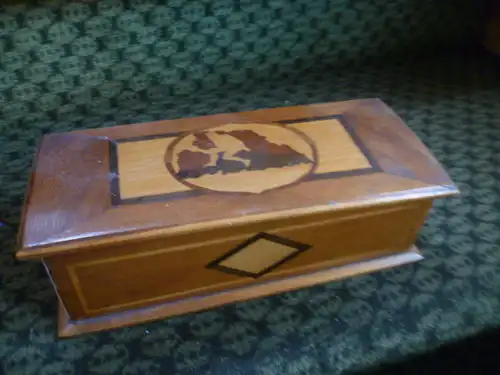 Jugendstil 1900-10 Kirschbaum Schatulle mit Deckel feine Intarsien  10cm x 22,5cmx 7cm  Ovales Medaillon mit Knabe in Landschaft